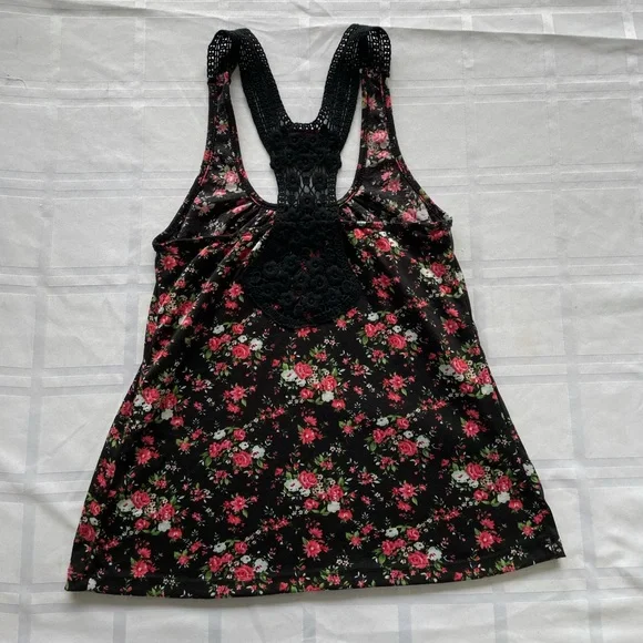 🟣(Bundle 3 for $15) Annabelle Crochet Racer Back Tank Top with Floral Print, M - Picture 2 of 4